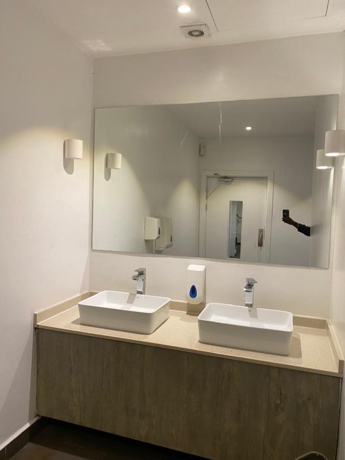 One Bedroom Apartment At A Embassy Gardens Cantonments Accra Bagian luar foto